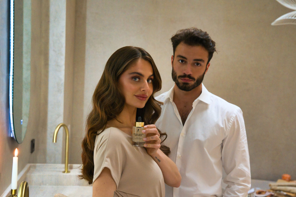 Karim en Nicole met het serum in de badkamer