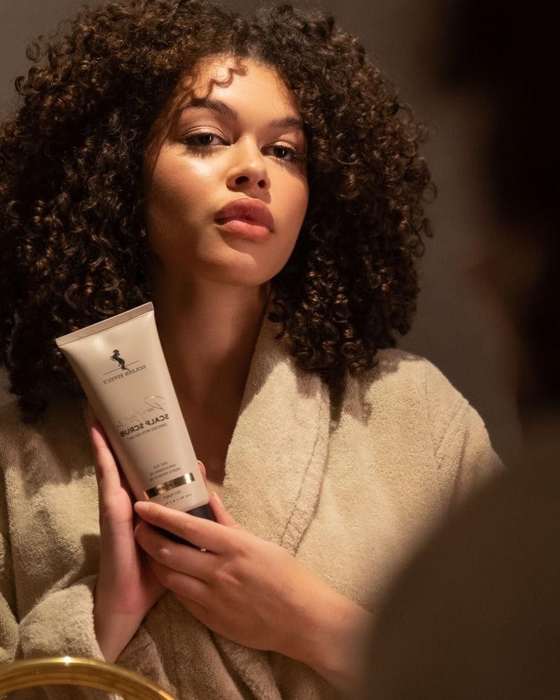 Hydrating Scalp Scrub in de badkamer